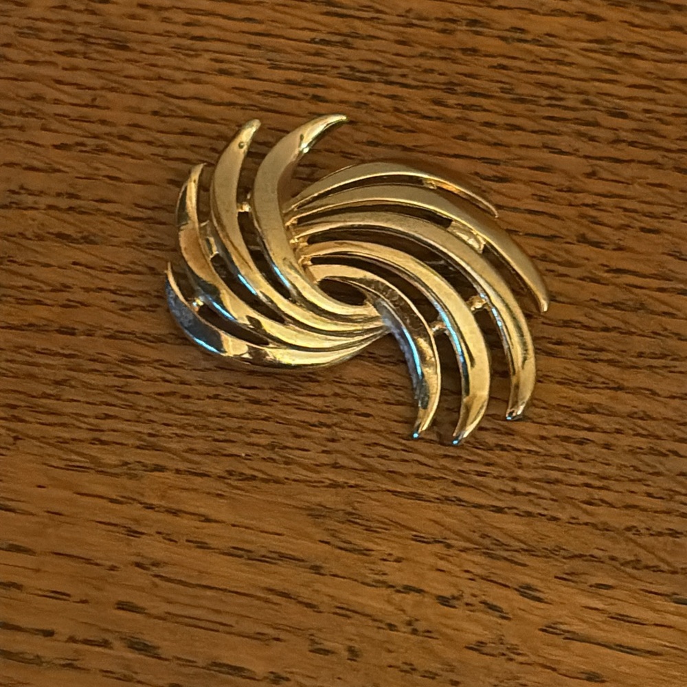 Vintage Trifari  Elegant Gold Swirl Brooch